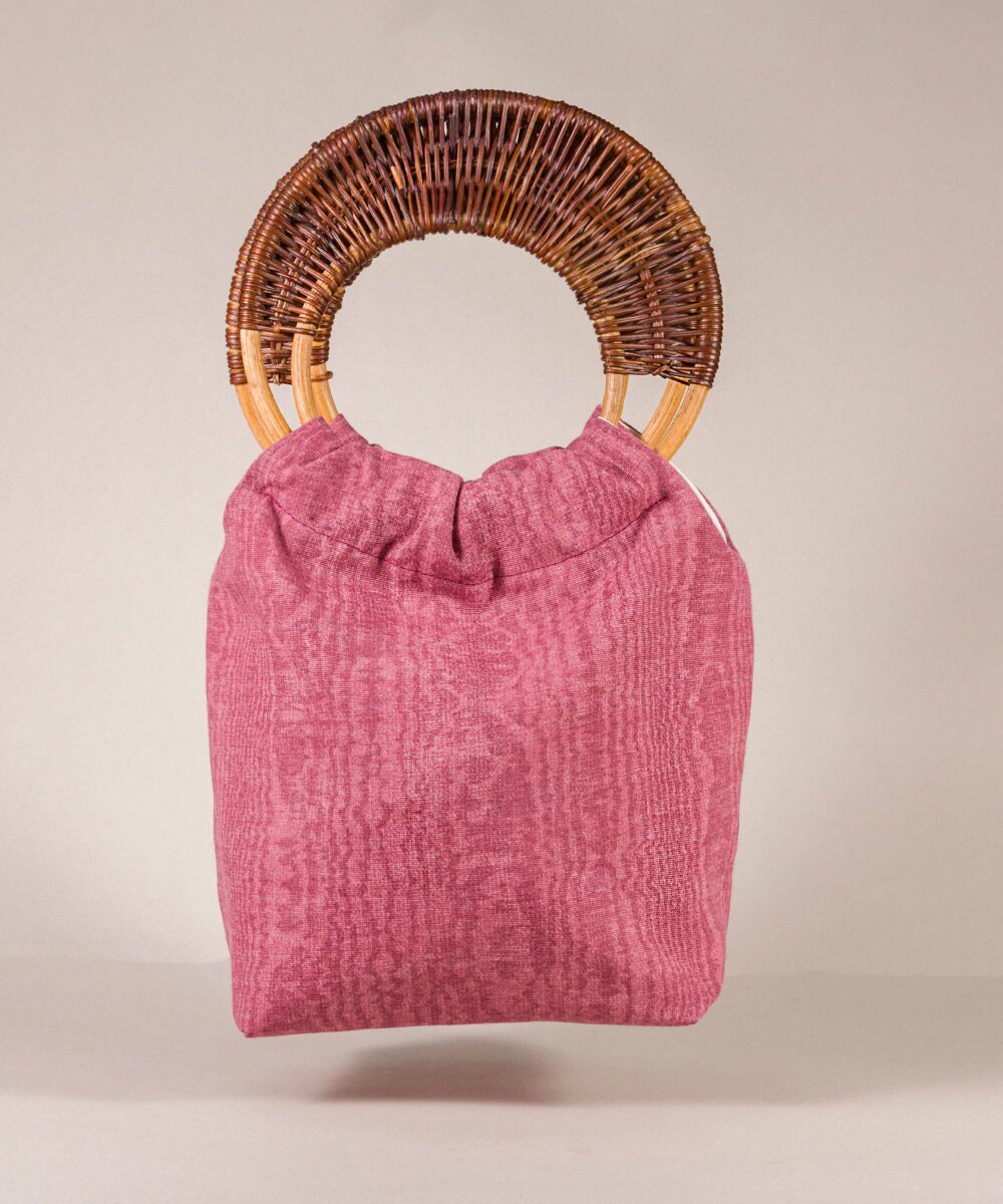 El Bolso de mano Caliope está confeccionado con tela de lino y su forma tipo cesta le da un toque chic. ¿Listas para deslumbrar con este bolso de fiesta?
