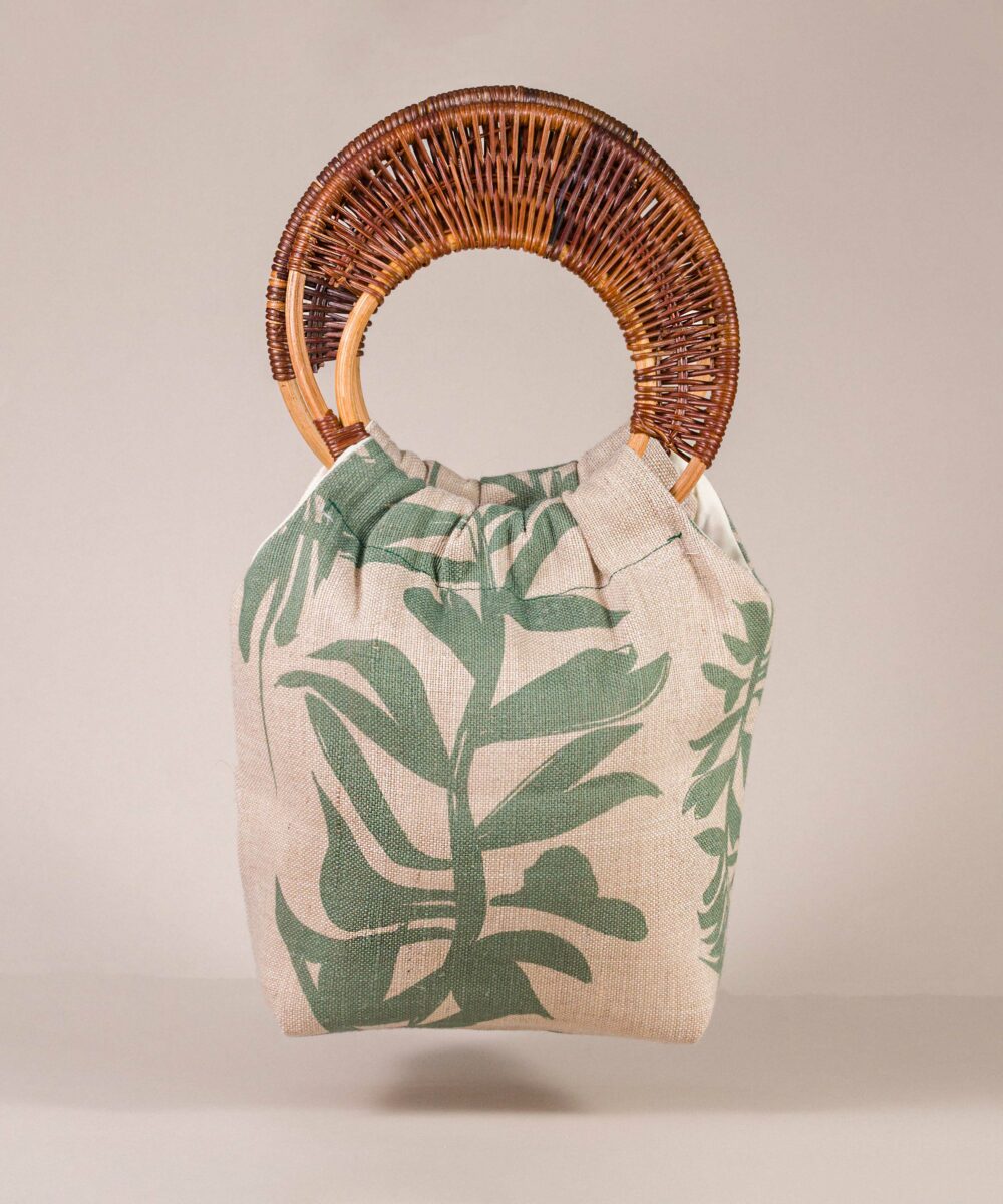 El Bolso de mano Bolonia está confeccionado con tela de lino y su forma tipo cesta le da un toque chic. ¿Listas para deslumbrar con este bolso de fiesta?