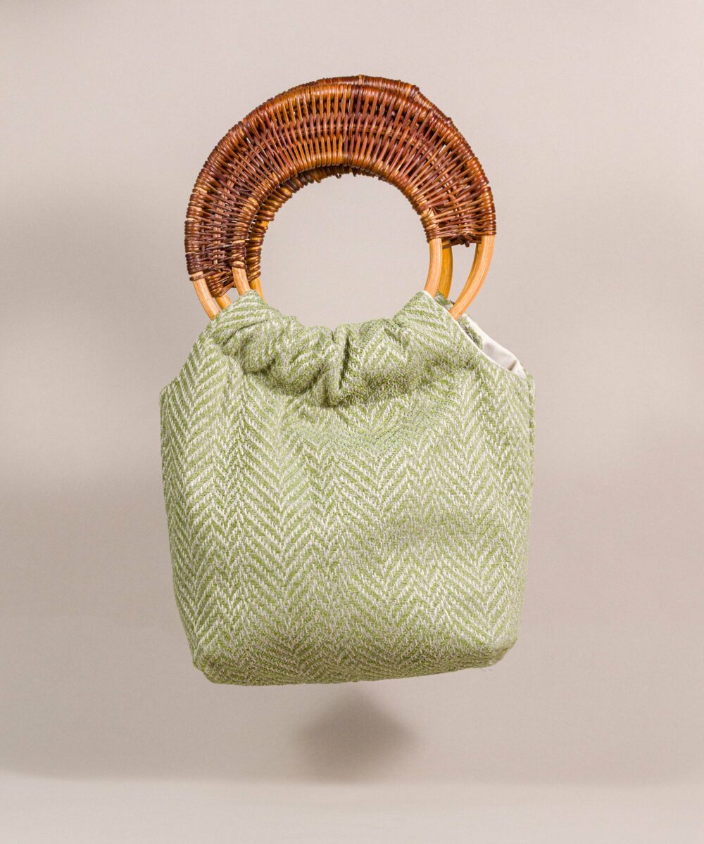 El Bolso de mano Módena está confeccionado con tela de lino y su forma tipo cesta le da un toque chic. ¿Listas para deslumbrar con este bolso de fiesta?