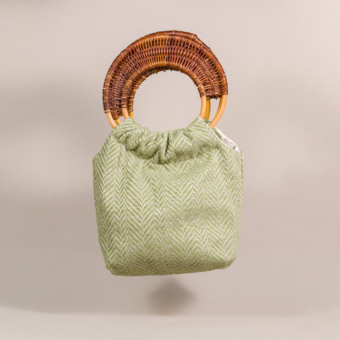 El Bolso de mano Módena está confeccionado con tela de lino y su forma tipo cesta le da un toque chic. ¿Listas para deslumbrar con este bolso de fiesta?