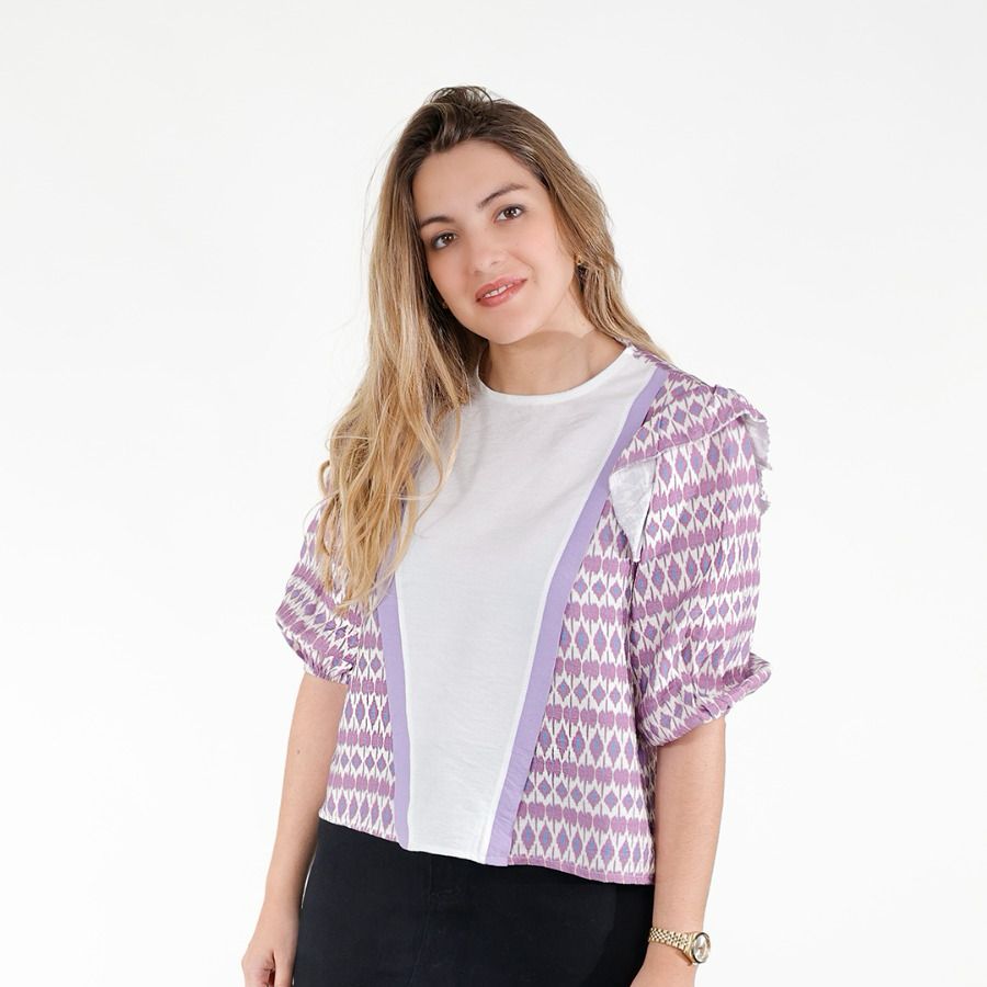 La Blusa Sophia Malva es una prenda versátil que se convertirá en tu favorita al instante. Conseguirás un look casual perfecto para cualquier día.