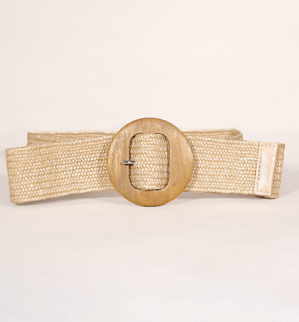 Añade el Cinturón trenzado rafia a tu colección de accesorios. ¡Eleva tu estilo con este complemento imprescindible de Darwin Collection!
