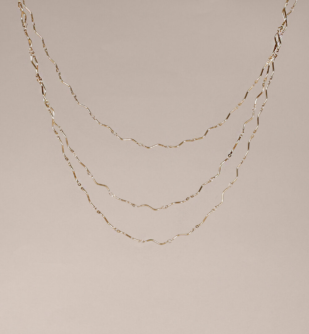 La Cadena dorada ondas es un diseño sencillo pero versátil, que complementará cualquier tipo de outfit. La podrás llevar de múltiples formas. Es una cadena dorada de barras en acero inoxidable.