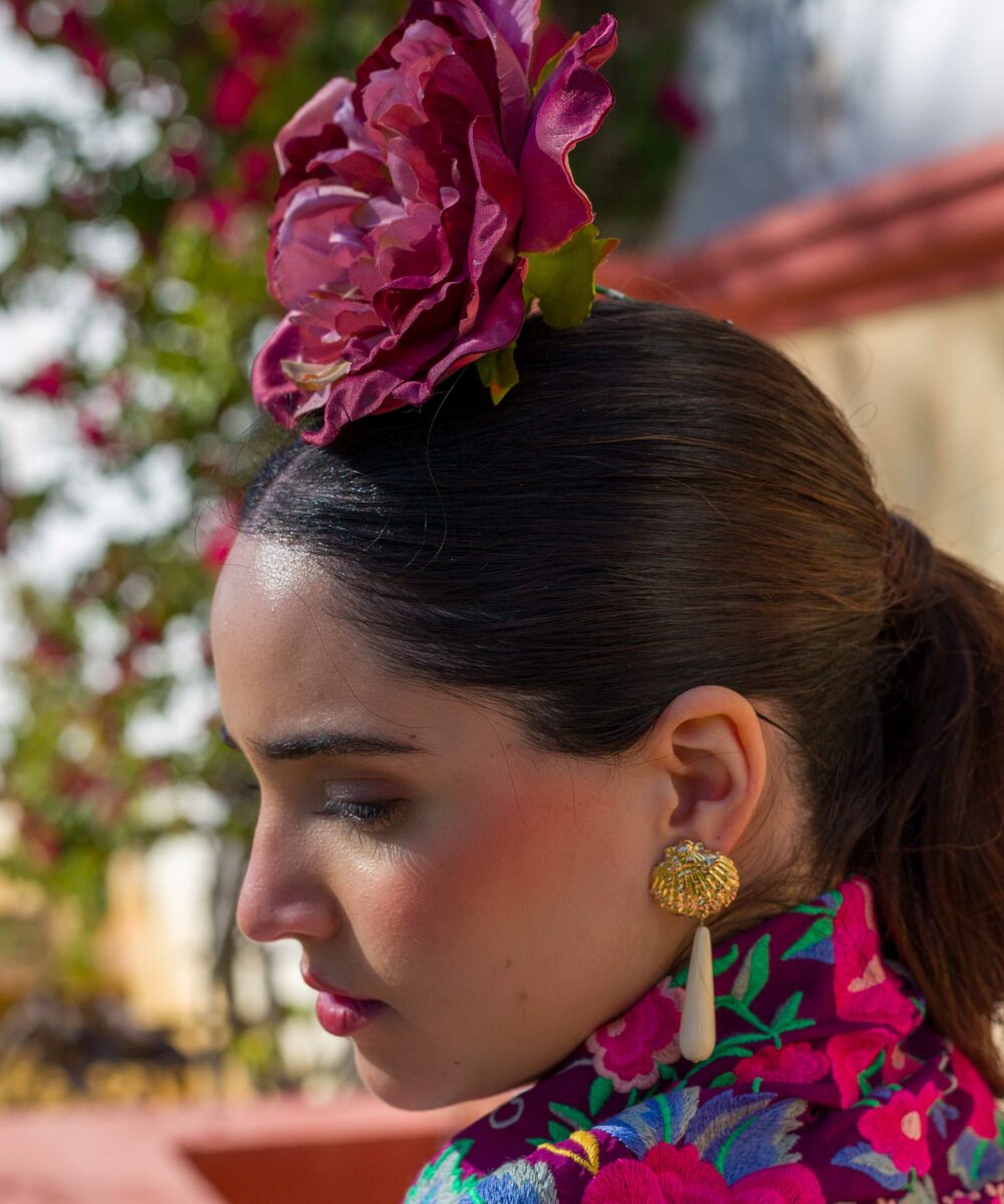 Nuestros Pendientes Flamenca Mar Hueso es lo que necesitas para completar tu look más flamenco. Con ellos brillarás en la Feria de Abril de Sevilla.