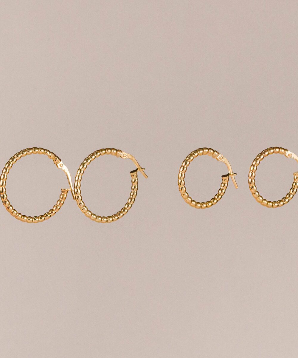 Los Pendientes Aro Paola se convertirán en un accesorio imprescindible en tu colección de joyería. Son unas preciosas criollas doradas.