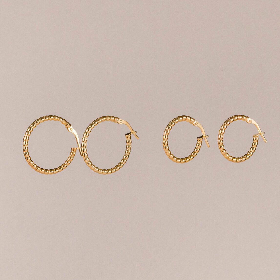 Los Pendientes Aro Paola se convertirán en un accesorio imprescindible en tu colección de joyería. Son unas preciosas criollas doradas.