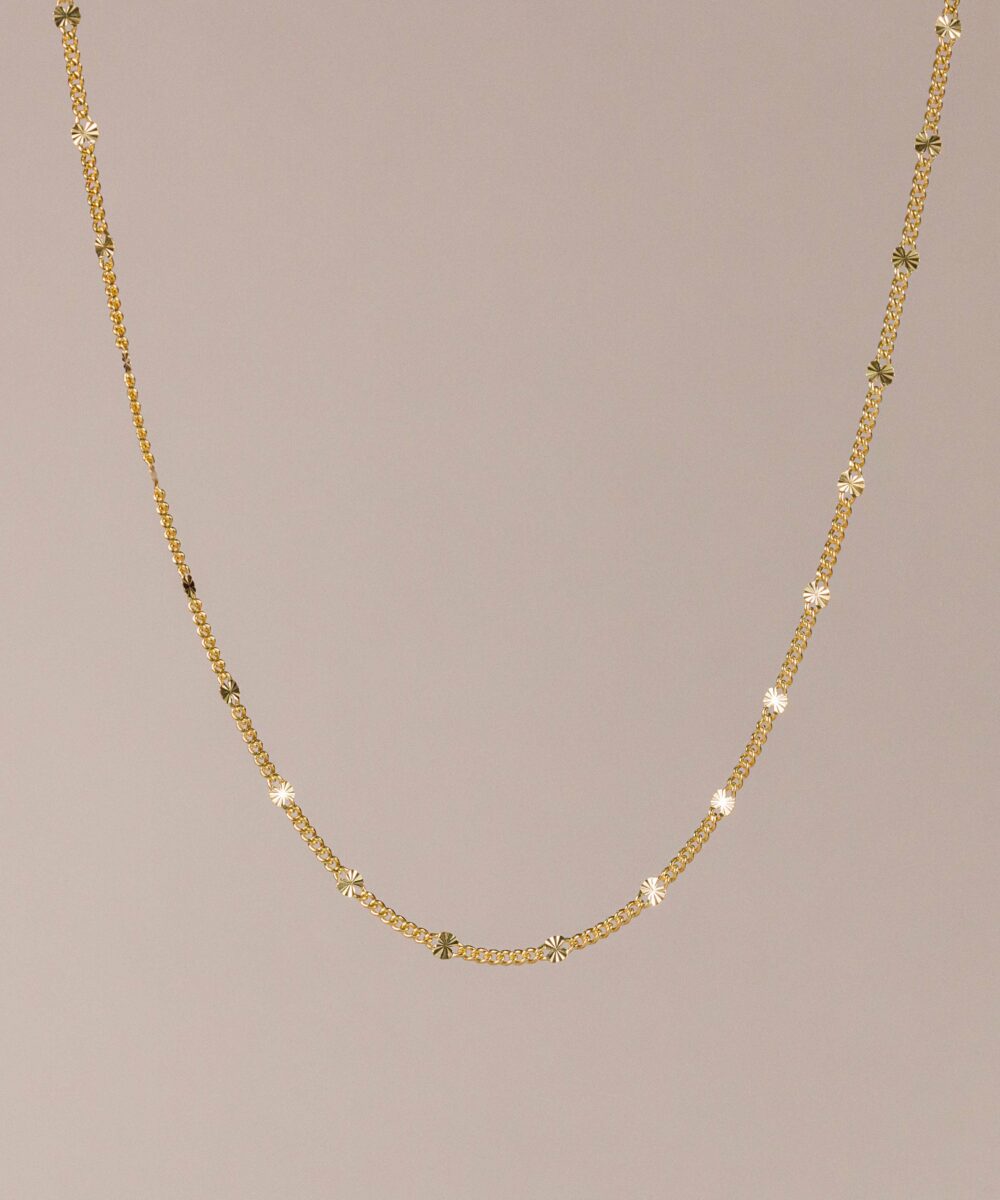 La Cadena dorada Giorgia , fabricada en plata de ley 925 con un baño de oro de 18 quilates, es un elemento esencial en cualquier colección de joyería. joyeria italiana