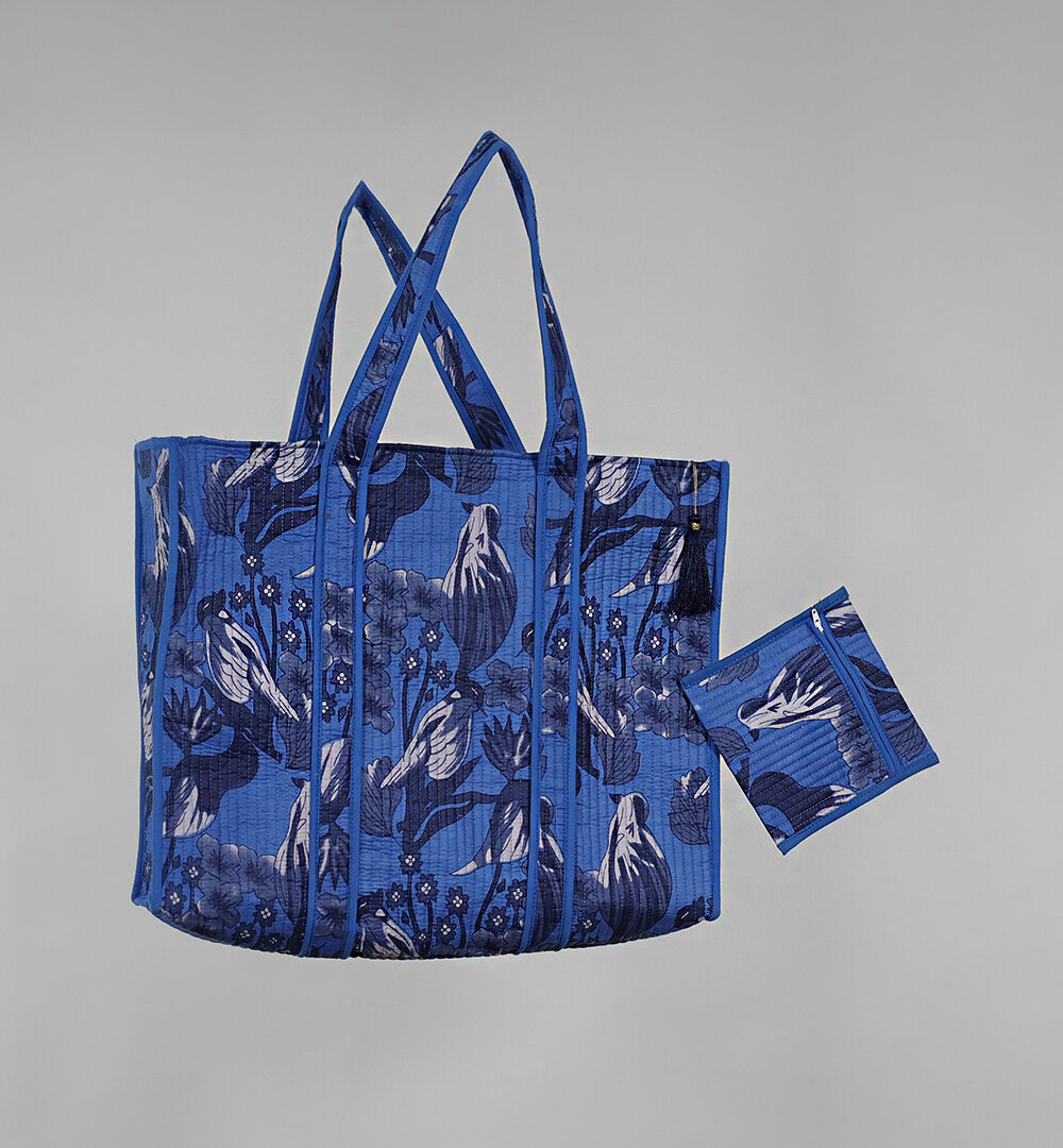 La Bolsa de viaje acolchada Ágata azul klein es el complemento imprescindible para tus aventuras diarias, lleva dos asas largas y bolsillo interior.