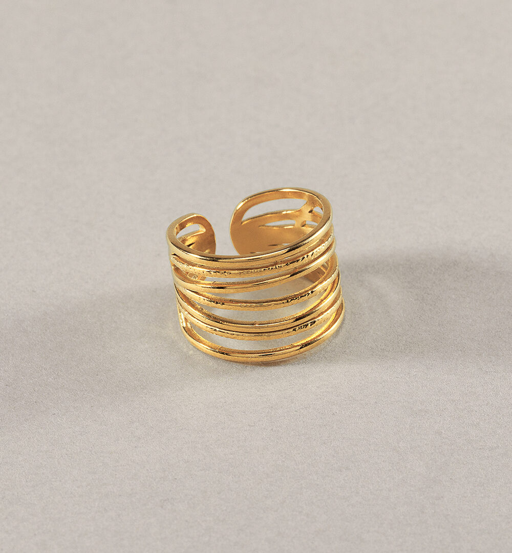 El Anillo Dafne es ideal para combinar con tus anillos favoritos y darle un toque original a tus looks. ¡Imagina las posibilidades! Acero inoxidable dorado