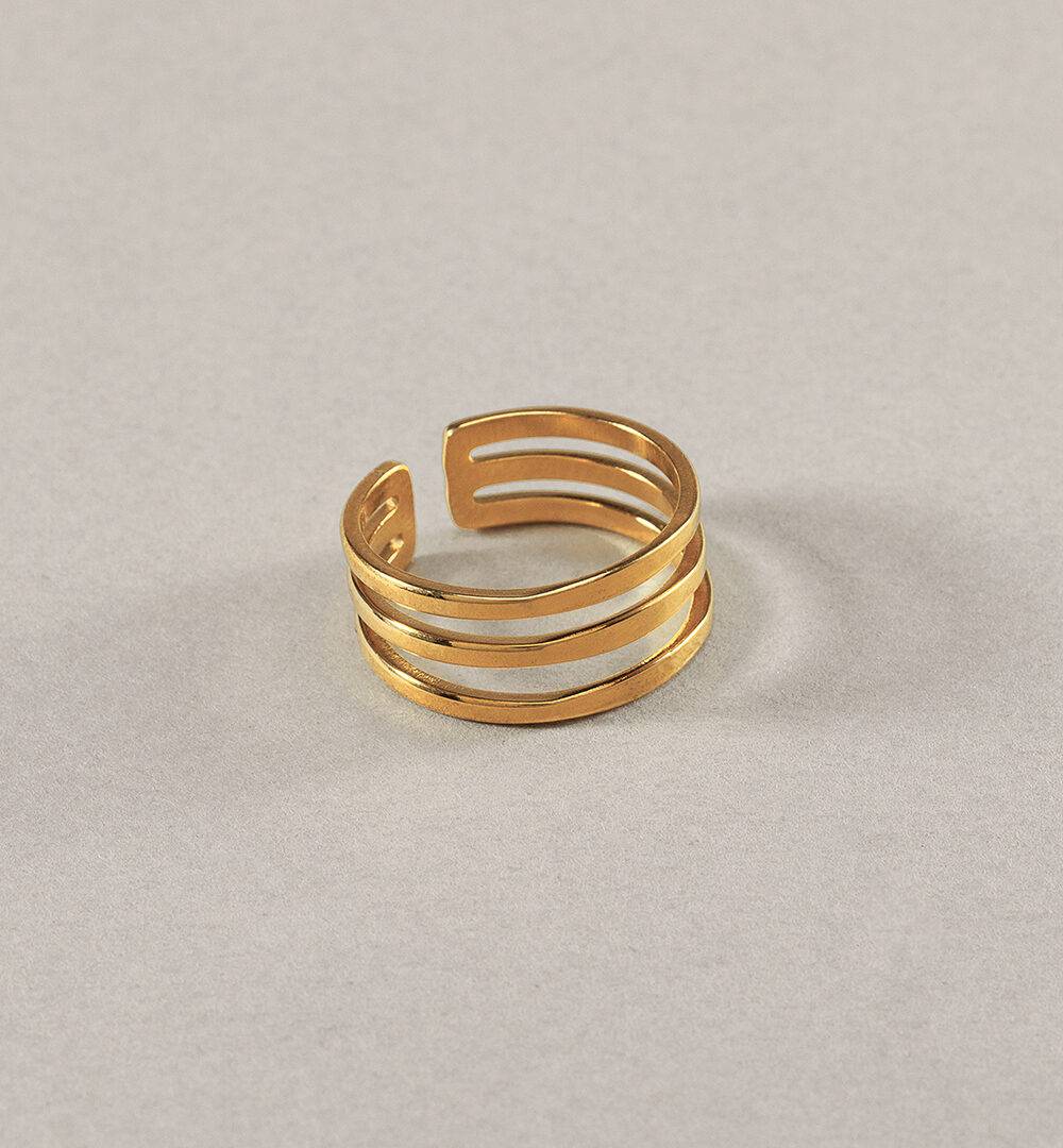 Dale a tu joyero un toque de elegancia y modernidad con el Anillo Hera. Este diseño minimalista y elegante es perfecto para cualquier ocasión ¡Te encantará!