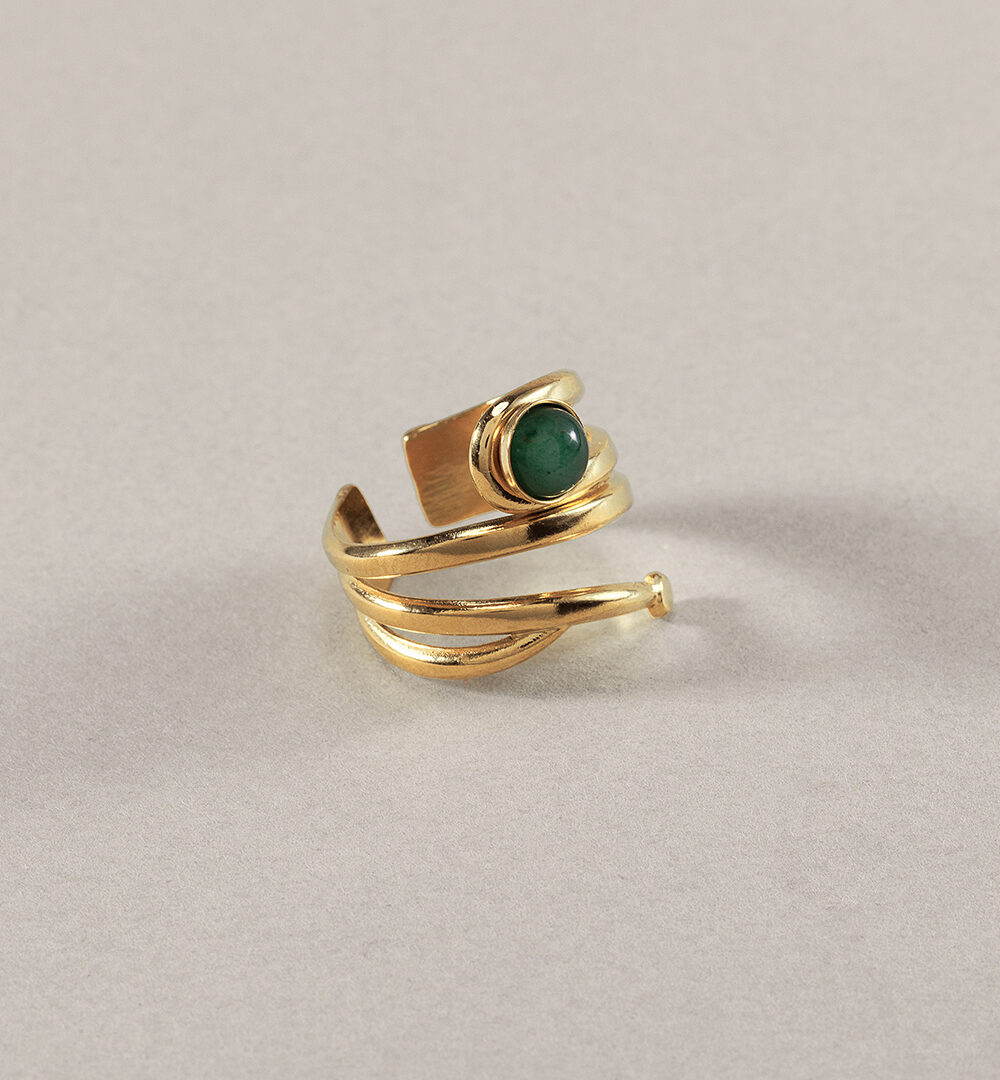 Te presentamos el Anillo Adán, un anillo que te va a encantar por su tamaño XL, su acabado dorado y su piedra natural en color verde.