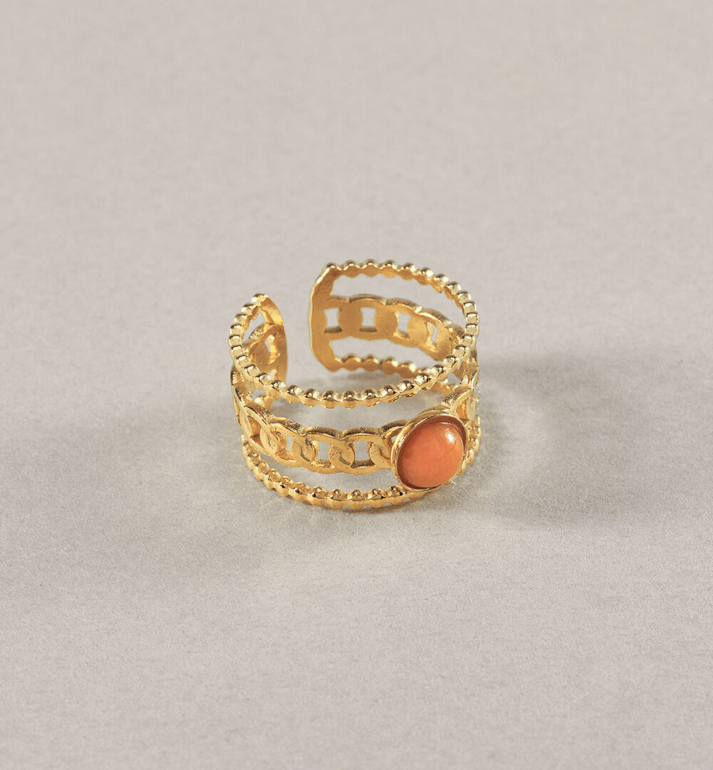 El Anillo Catalina es un anillo XL de acero bañado en oro de 18 quilates, resistente al gua y ajustable. Dará fuerza a cualquier look que elijas.