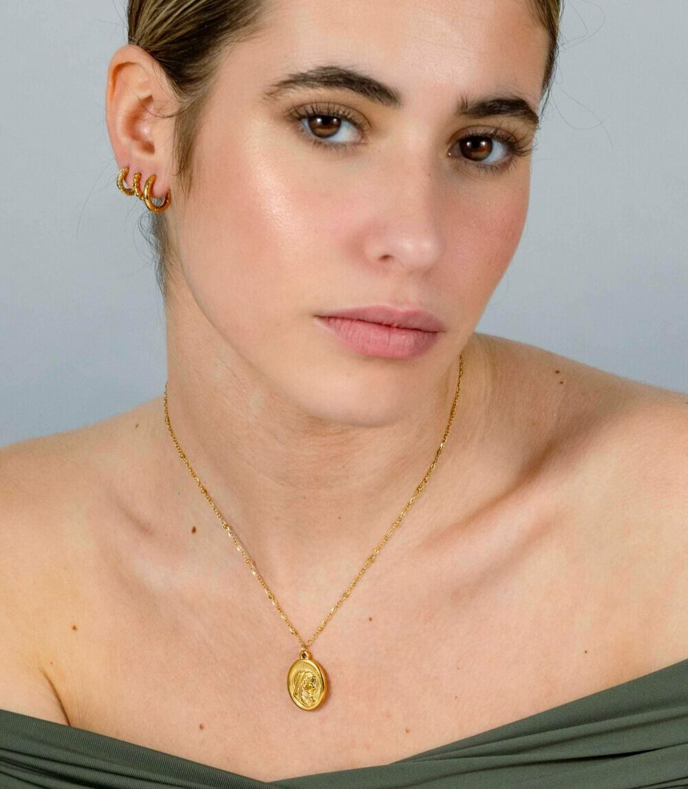 Cadena virgen niña