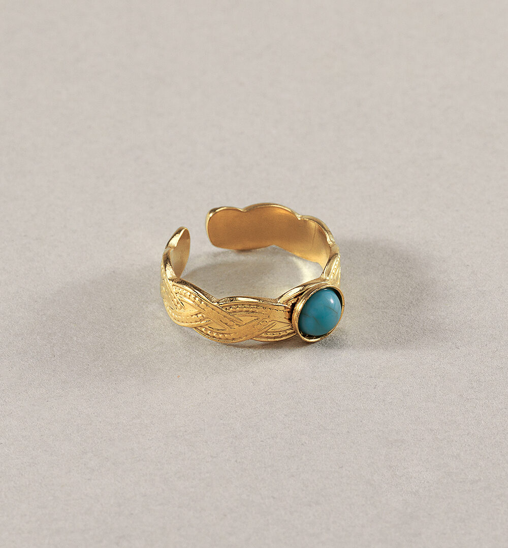 Los anillos con piedras de colores son el must-have de este verano, y el Anillo Penélope es una joya imprescindible que te va a encantar.