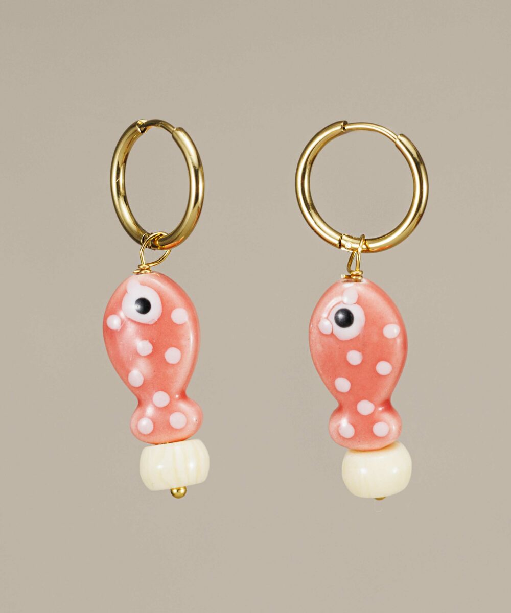 Los Pendientes aro Fish: con un diseño tan fresco y divertido convierte a nuestros aros en la reinterpretación ideal de los aros clásicos.