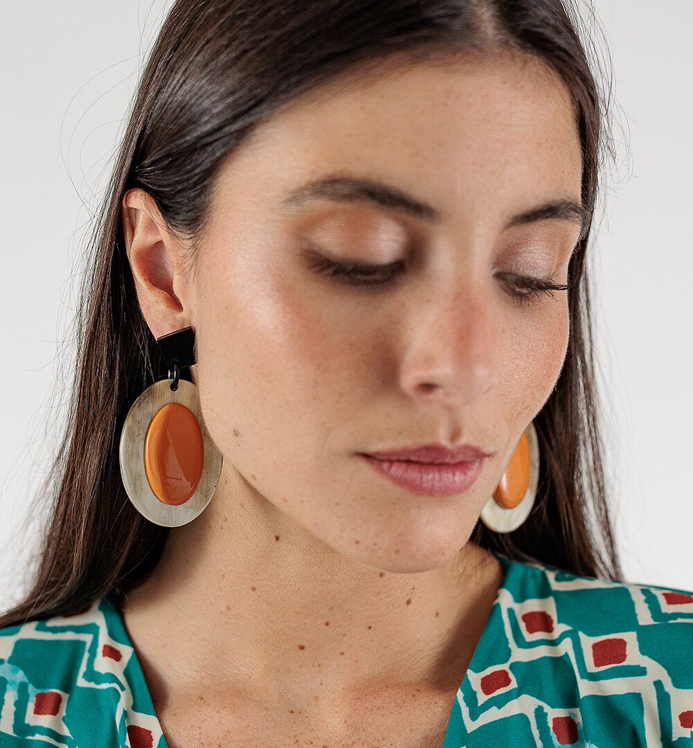 Los Pendientes Chiara están hechos artesanalmente con cuerno de búfalo. Brillarás con el accesorio que combina elegancia, estilo boho y artesanía italiana.