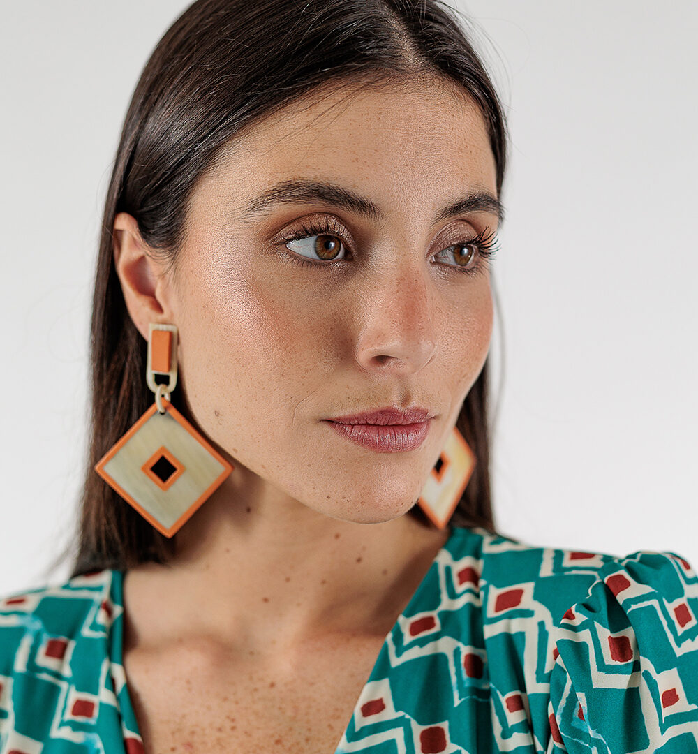 Los Pendientes Isabella están hechos artesanalmente con cuerno de búfalo.Brillarás con el accesorio que combina elegancia, estilo boho y artesanía italiana.