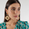 Los Pendientes Isabella están hechos artesanalmente con cuerno de búfalo.Brillarás con el accesorio que combina elegancia, estilo boho y artesanía italiana.