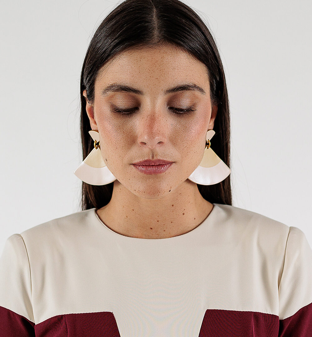 Los Pendientes Roberta están hechos artesanalmente con cuerno de búfalo. Brillarás con el accesorio que combina elegancia, estilo boho y artesanía italiana.