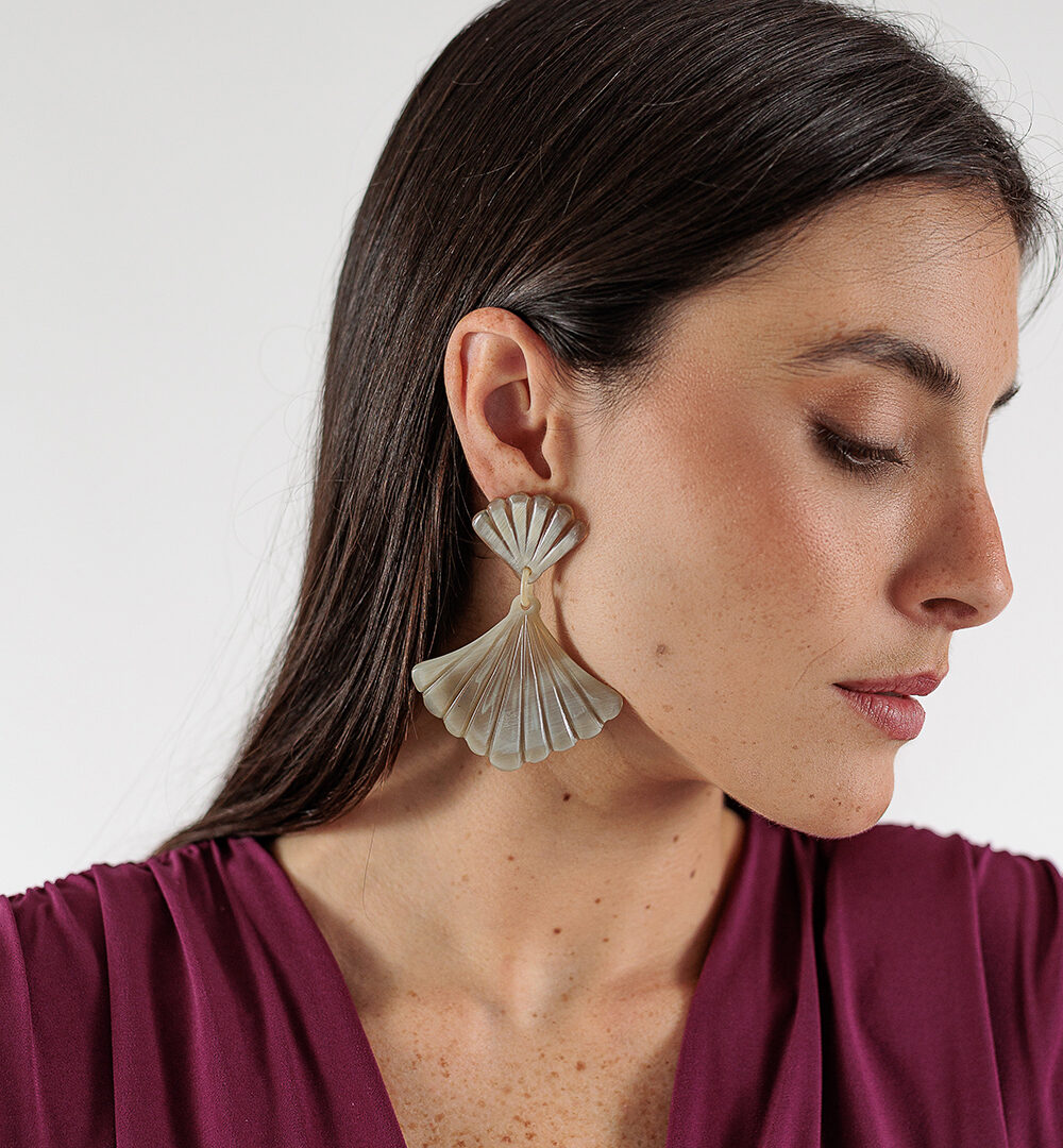 Los Pendientes Antonella están hechos a mano con cuerno de búfalo. Brillarás con el accesorio que combina elegancia, estilo boho y artesanía italiana.