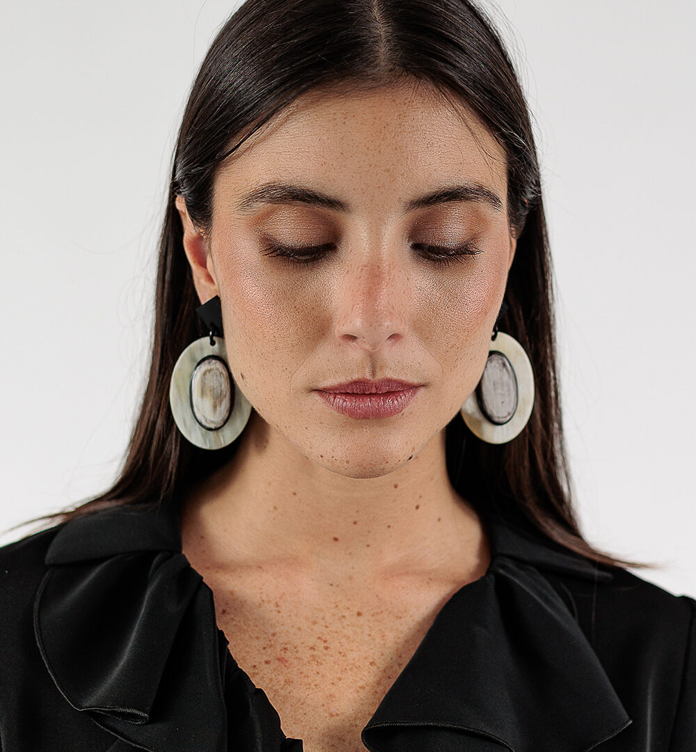 Los Pendientes Romina están hechos artesanalmente con cuerno de búfalo. Brillarás con el accesorio que combina elegancia, estilo boho y artesanía italiana.