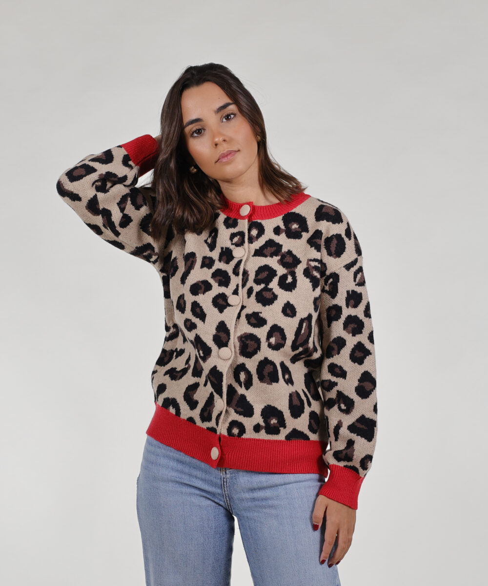 ¡La Chaqueta de punto animal print será un must en tu armario! Este cardigán llamará la atención por su contraste de color en rojo.