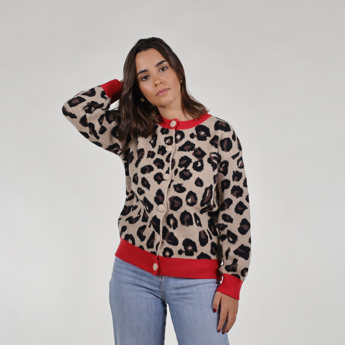 ¡La Chaqueta de punto animal print será un must en tu armario! Este cardigán llamará la atención por su contraste de color en rojo.