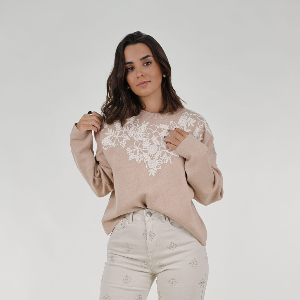 El Jersey bordado beige es la prenda que necesitas para darle un toque chic a tus looks de invierno. Es perfecto para esos días fríos que están por llegar.