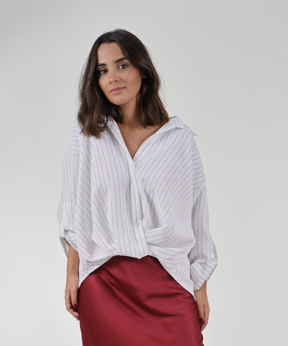 La Camisa Magnolia blanca es esa prenda oversize que no puede faltar en tu armario. Es talla única, así que no tienes que preocuparte por el ajuste.