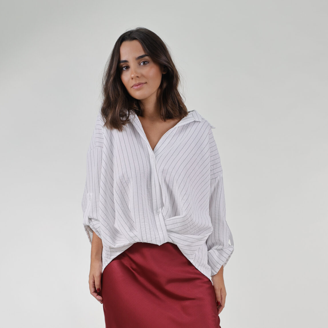 La Camisa Magnolia blanca es esa prenda oversize que no puede faltar en tu armario. Es talla única, así que no tienes que preocuparte por el ajuste.