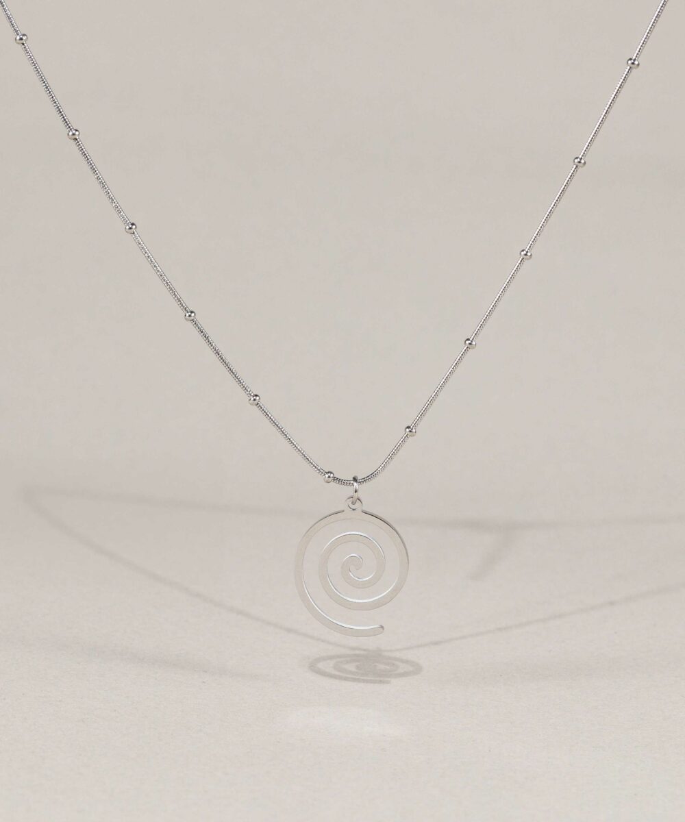 La Cadena Espiral de Darwin Collection: es una pieza especial de plata de ley diseñada para la boda de Ana Guerra y Víctor Elías. Joyas hechas a medida. Taller joyero de Cordoba. Operación triunfo.