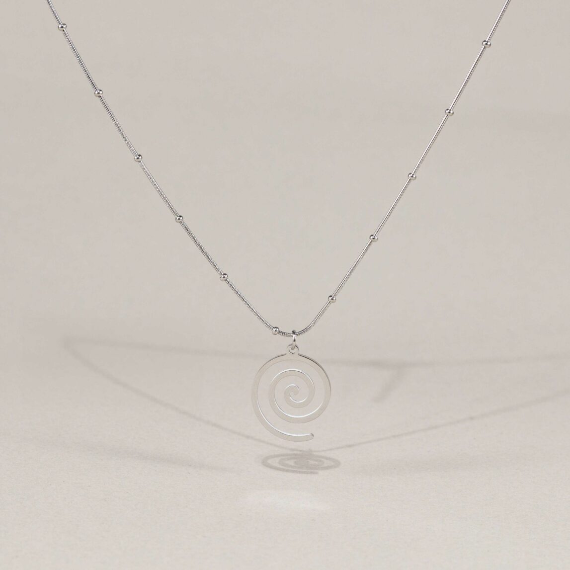 La Cadena Espiral de Darwin Collection: es una pieza especial de plata de ley diseñada para la boda de Ana Guerra y Víctor Elías. Joyas hechas a medida. Taller joyero de Cordoba. Operación triunfo.