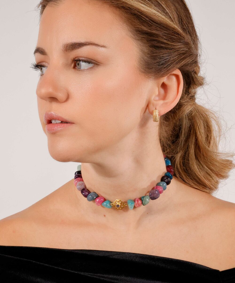 El Choker Rosé es una auténtica joya reinventando el clásico collar de piedras naturales en un choker moderno, ahora que están en plena tendencia.