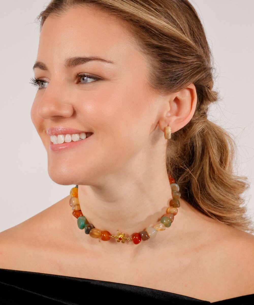 El Choker Ágata es una auténtica joya que desprende encanto vintage, diseñada en plata con baño de oro especialmente para momentos inolvidables.