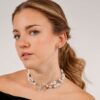 El choker Chanel es la joya para novia que se volverá viral. Un collar de perlas con el que combinar tu tocado de novia con nuestras horquillas.