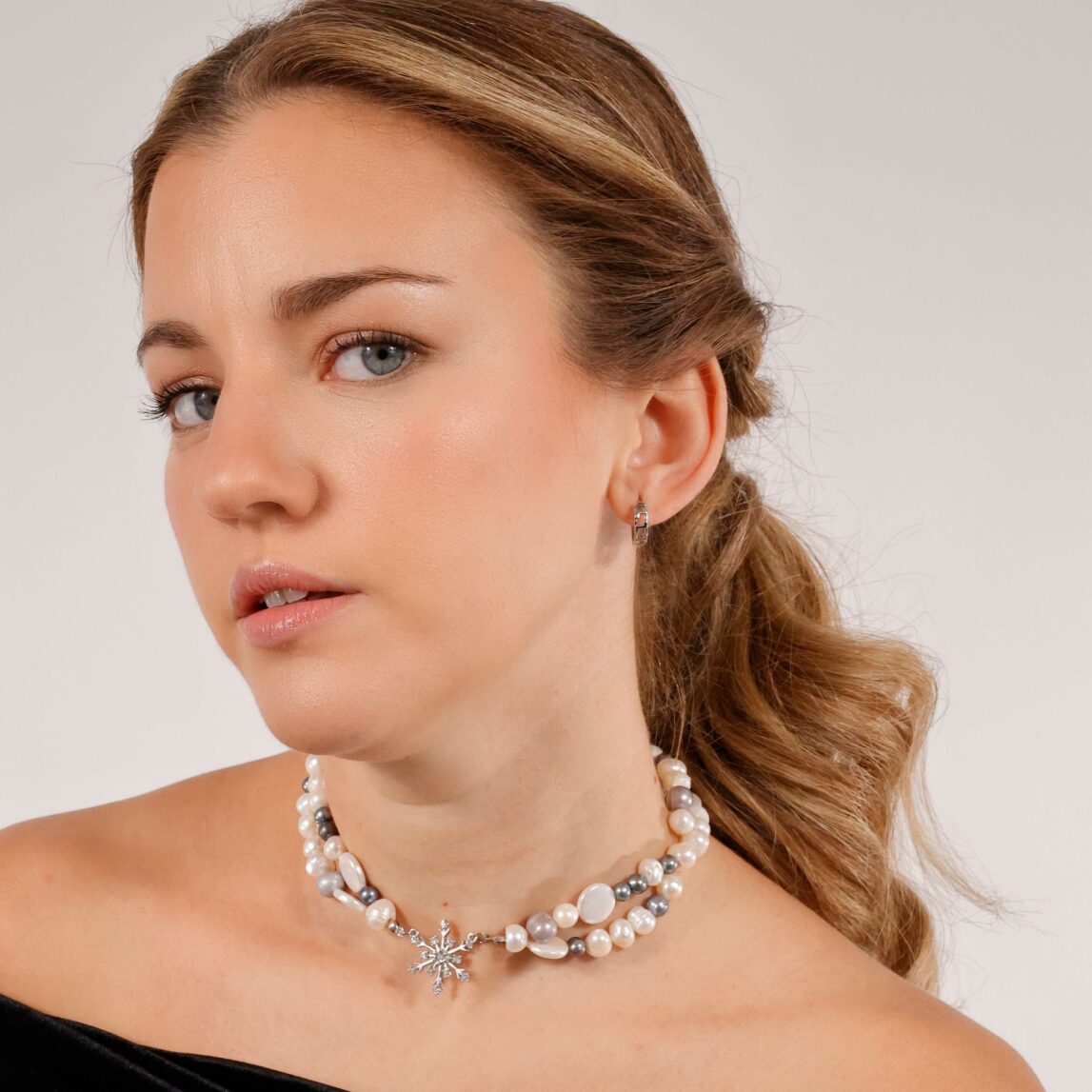 El choker Chanel es la joya para novia que se volverá viral. Un collar de perlas con el que combinar tu tocado de novia con nuestras horquillas.