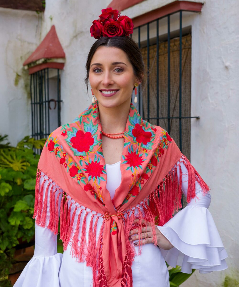 ¡Atrévete a lucir única y elegante en la próxima feria con el Mantoncillo Rosario Dw en fresa! Otro diseño propio de la colección flamenca 2025.