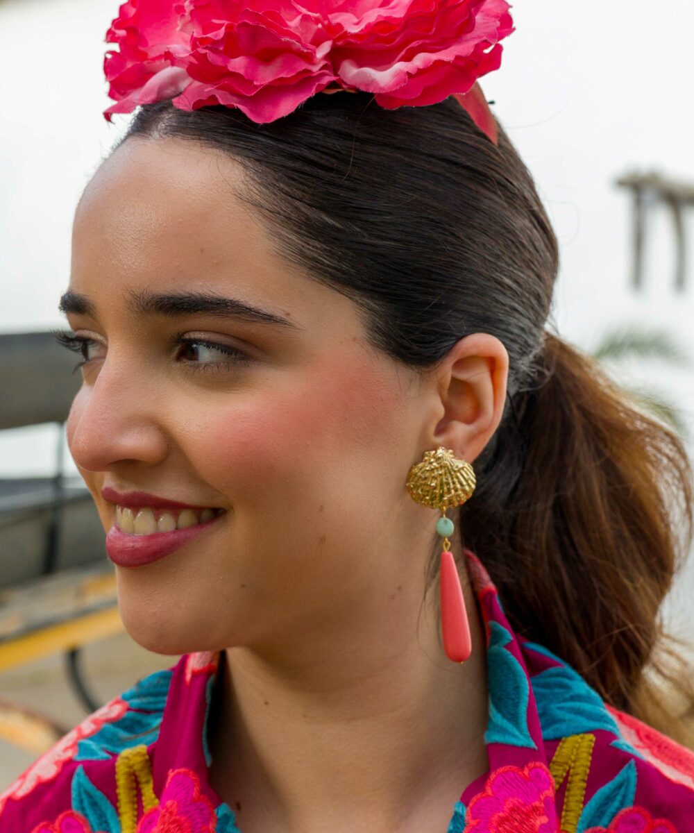 Nuestros Pendientes Flamenca Mar es lo que necesitas para completar tu look más flamenco. Con ellos brillarás en la Feria de Abril de Sevilla.