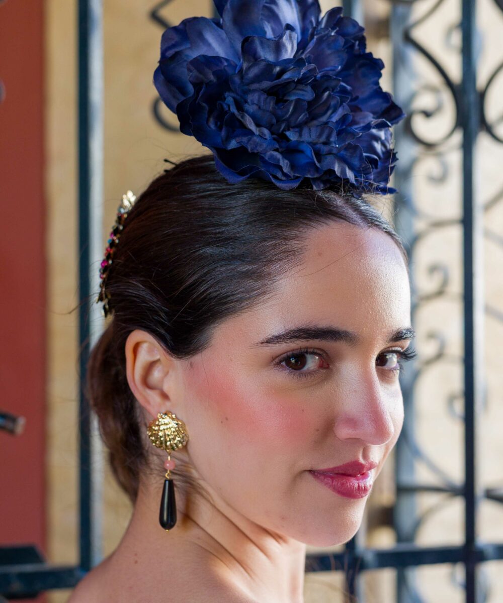 Nuestros Pendientes Flamenca Mar Negro es lo que necesitas para completar tu look más flamenco. Con ellos brillarás en la Feria de Abril de Sevilla.