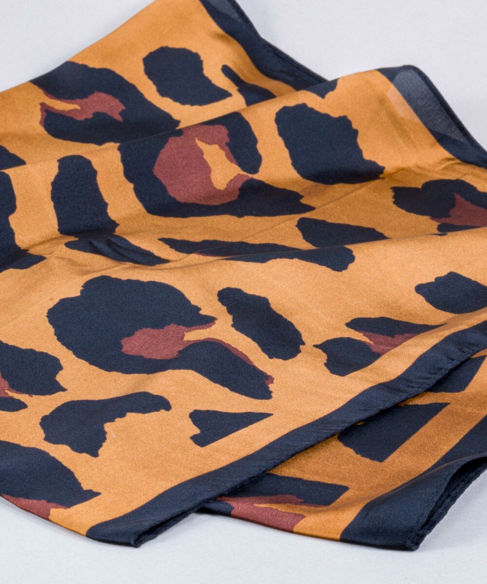 El Pañuelo animal print marrón es una compra obligada. Este accesorio se ha convertido en un básico de fondo de armario. ¡ No te quedes sin él !