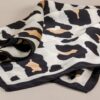 El Pañuelo animal print beige es una compra obligada. Este accesorio se ha convertido en un básico de fondo de armario. ¡ No te quedes sin él !