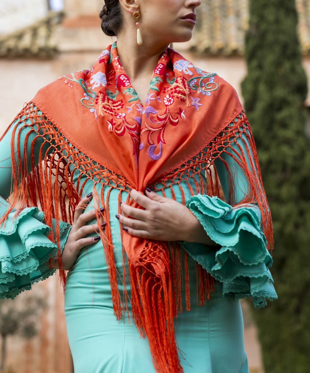 ¡Atrévete a lucir única y elegante en la próxima feria con el Mantoncillo Mar DW naranja! Otro diseño exclusivo de la colección flamenca 2025.