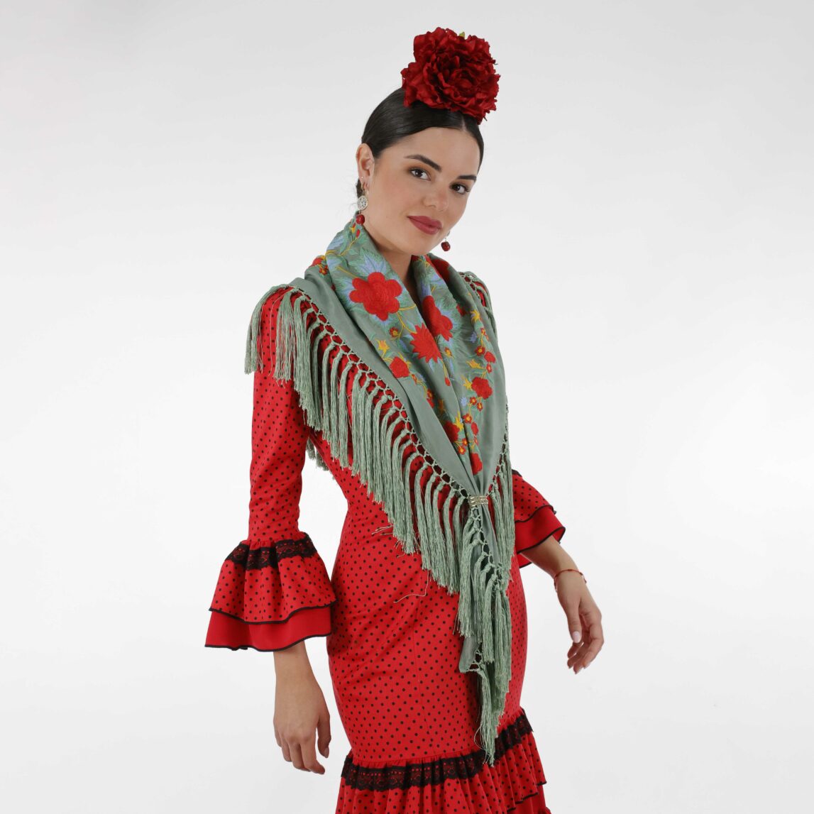 ¡Atrévete a lucir única y elegante en la próxima feria con el Mantoncillo Rosario Dw en verde jabonoso! Otro diseño propio de la colección flamenca 2025.