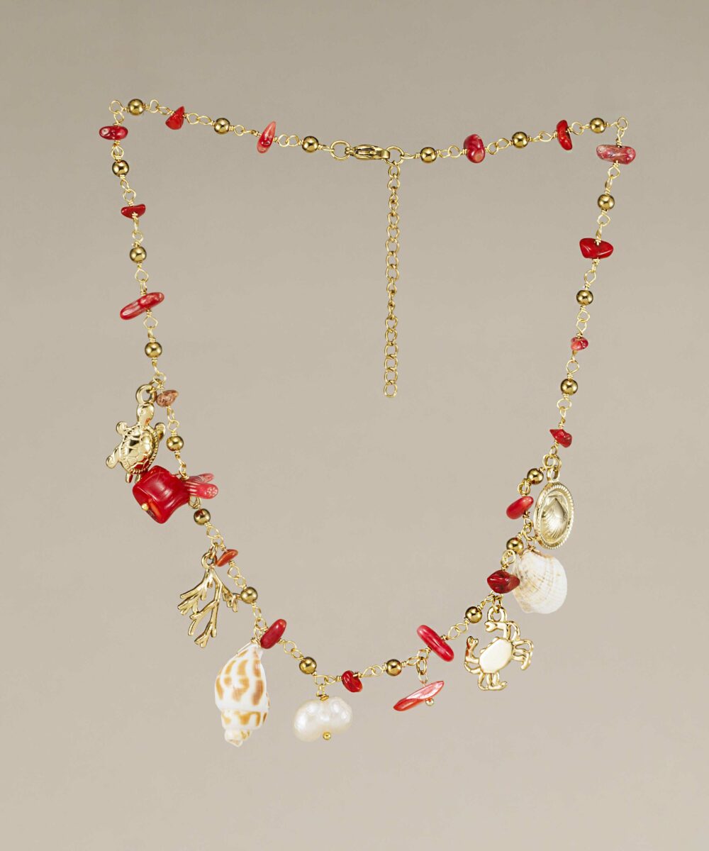 Collar Ibiza con corales rojos y charms marinos. Waterproof, hipoalergénico y veraniego. ¡Ideal para tus looks más frescos del verano 2025!