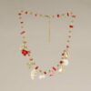 Collar Ibiza con corales rojos y charms marinos. Waterproof, hipoalergénico y veraniego. ¡Ideal para tus looks más frescos del verano 2025!