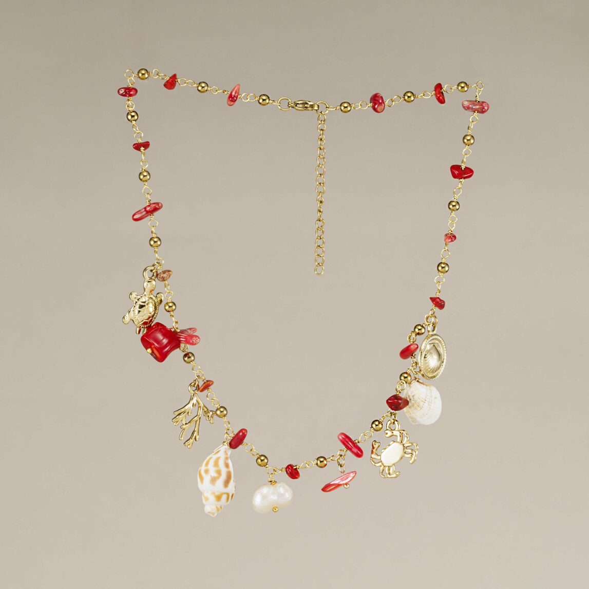 Collar Ibiza con corales rojos y charms marinos. Waterproof, hipoalergénico y veraniego. ¡Ideal para tus looks más frescos del verano 2025!