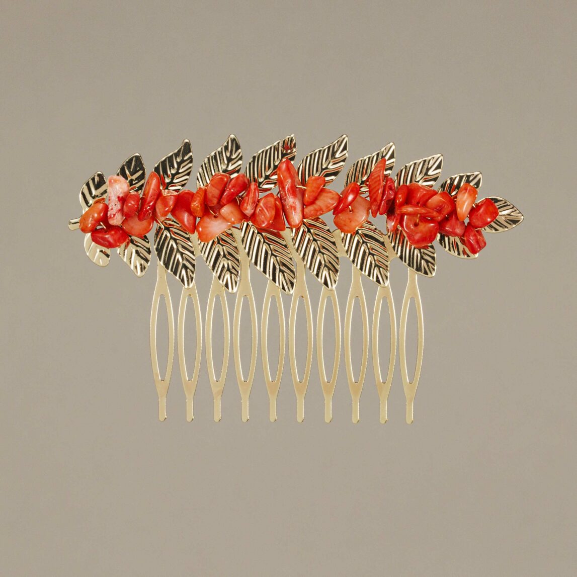 ¡Prepárate para deslumbrar en la feria con el Peinecillo Laurel coral de Darwin Collection! Completa tú look de flamenca con nuestros complementos.
