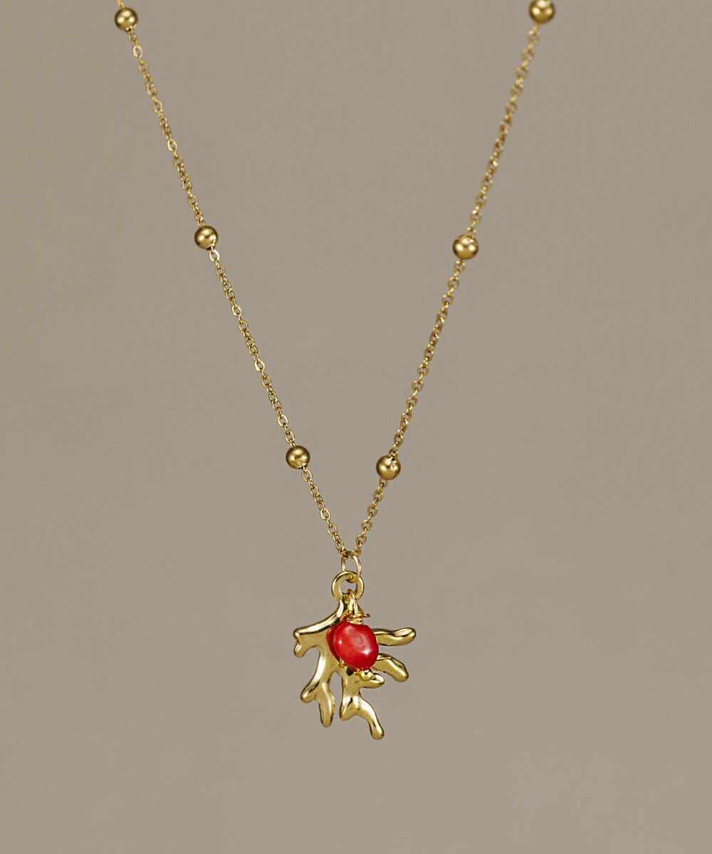 La Cadena Arrecife de Darwin Collection, con coral natural y detalles dorados. Waterproof, hipoalergénica y perfecta para looks veraniegos.