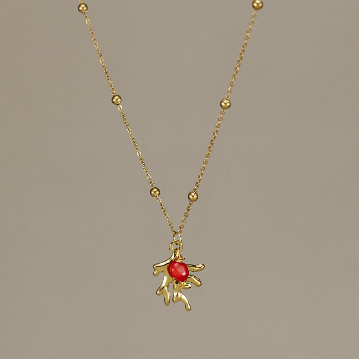 La Cadena Arrecife de Darwin Collection, con coral natural y detalles dorados. Waterproof, hipoalergénica y perfecta para looks veraniegos.
