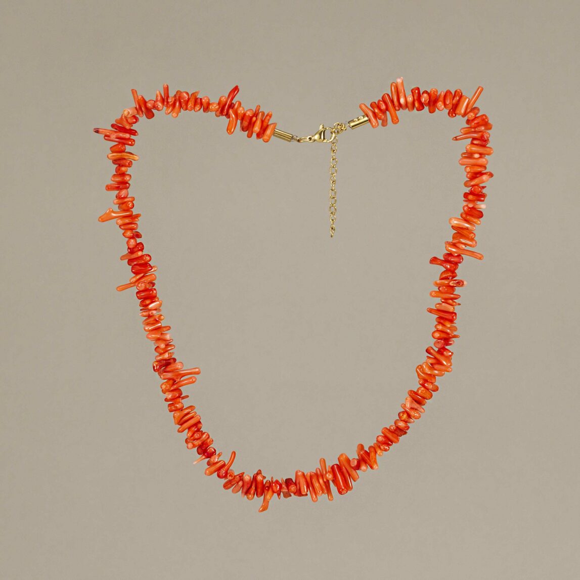 Collar de coral natural rojo o naranja, waterproof y hipoalergénico. Un must del verano 2025 para combinar o llevar solo. ¡Hecho para brillar!